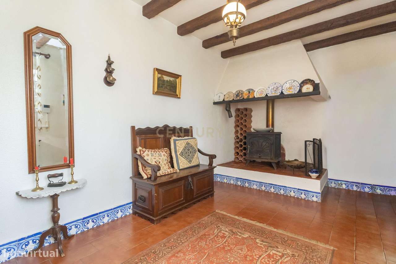 Moradia com construções de apoio, piscina e localização priviligiada-5