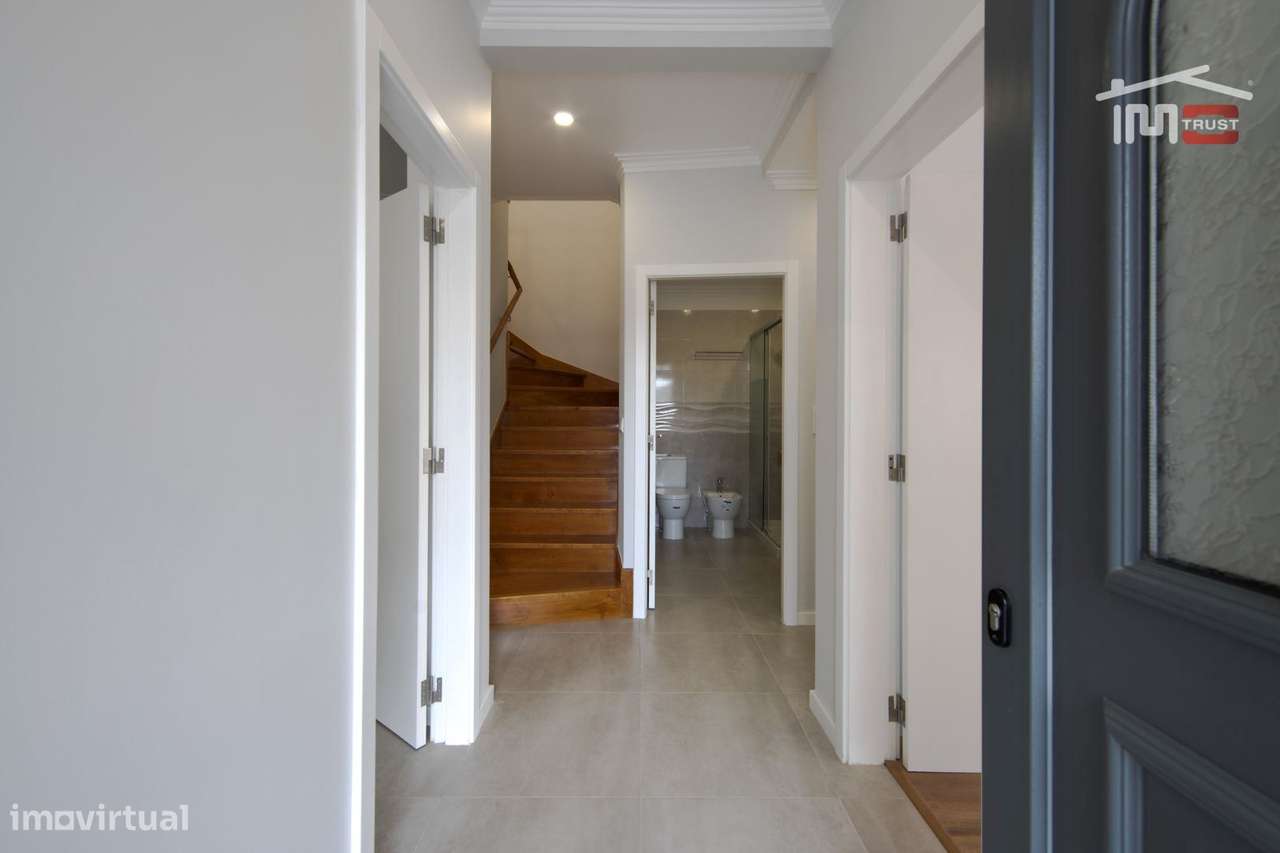 Moradia T4 de Excelência com Box para 4 Viaturas e Ótimos Acessos - Grande imagem: 4/36