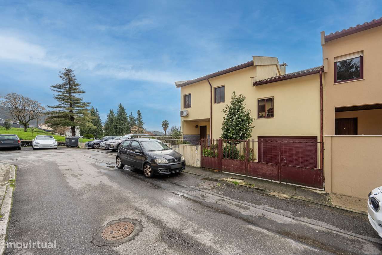 Moradia T4 de gaveto em Nogueira - Grande imagem: 3/49