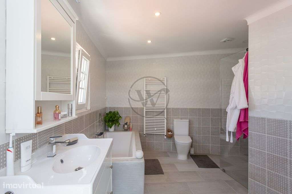 Moradia T5 com jardim e piscina no coração histórico de Azeitão-38