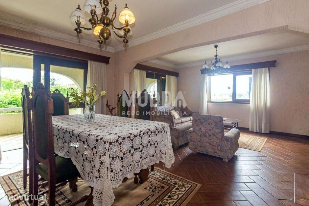 Moradia BI-FAMILIAR com amplas varandas-15