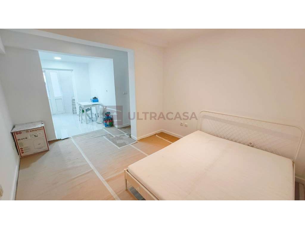 T0 Remodelado com Logradouro no Centro da Amadora-23