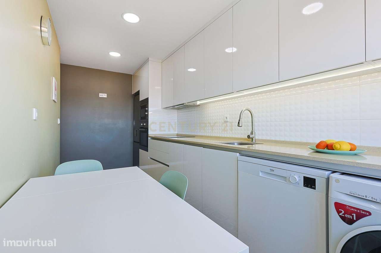 T3 Remodelado com Varanda e Vista para Lisboa – Torre da Marinha, Seix-16