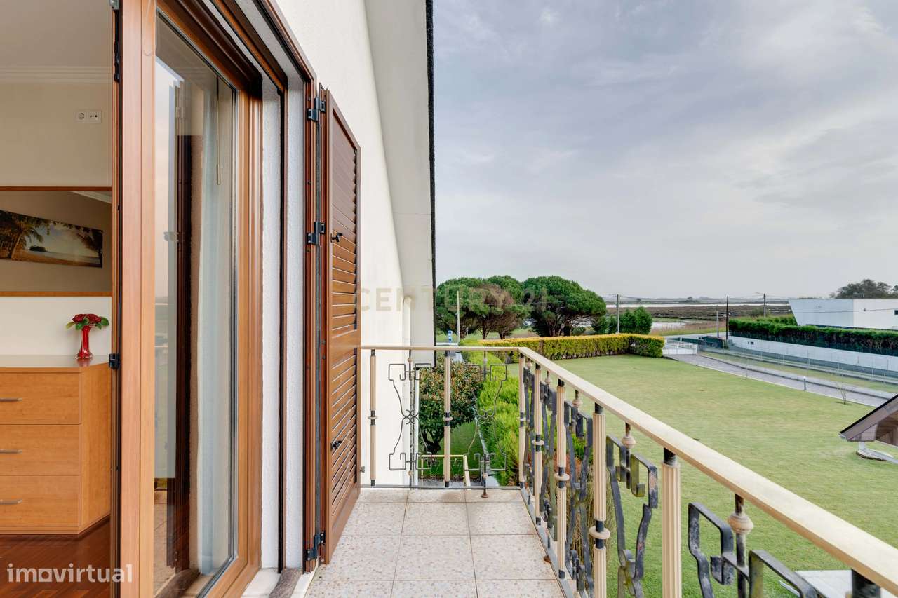 Moradia com um belissimo espaço exterior e praia privada!-25