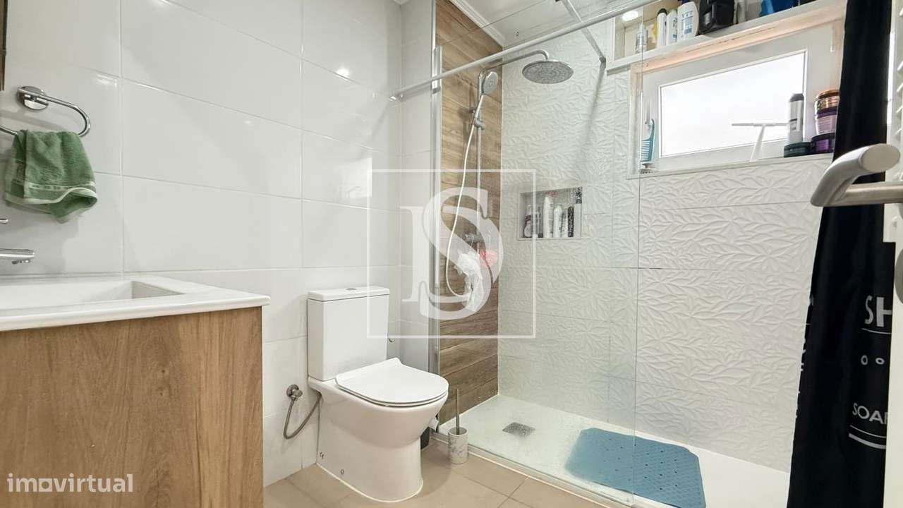 Apartamento T3 renovado na encantadora vila da Moita.-7