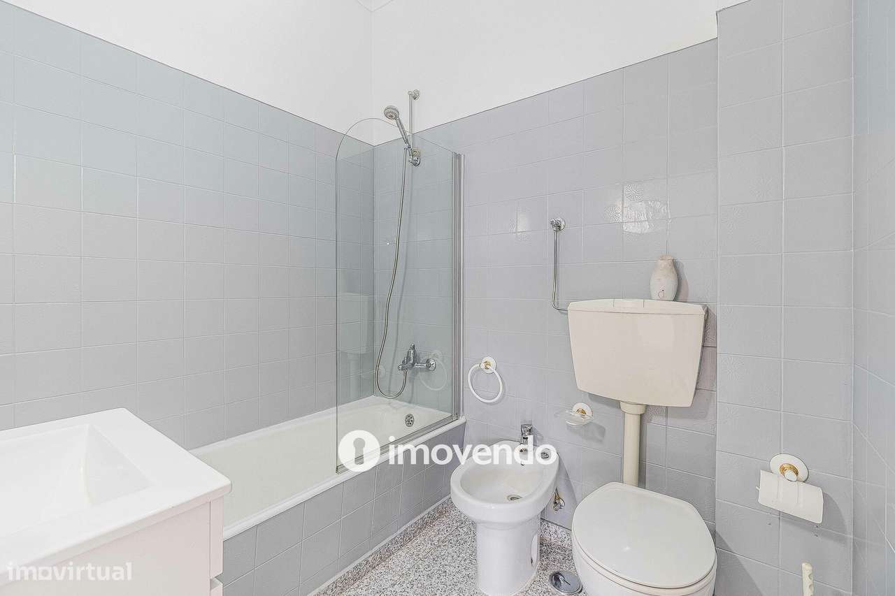 Apartamento T2 com áreas amplas, em Odivelas-16