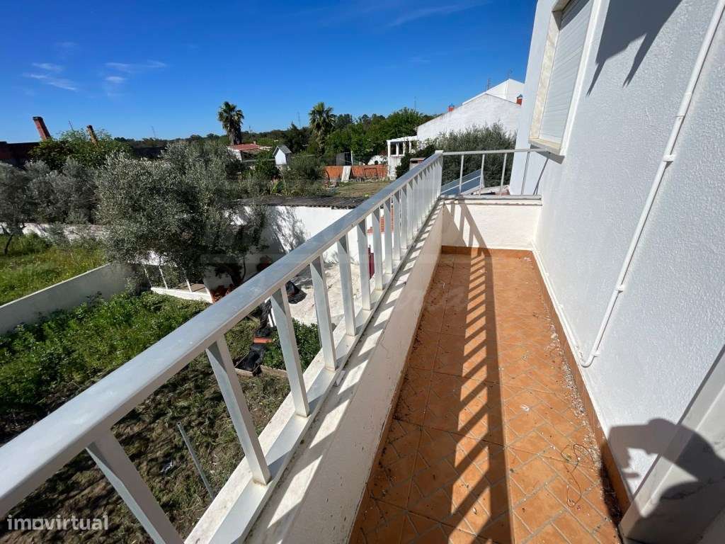 Moradia T4+3 com garagem, terraço e logradouro nas Ermidas-Sado-21
