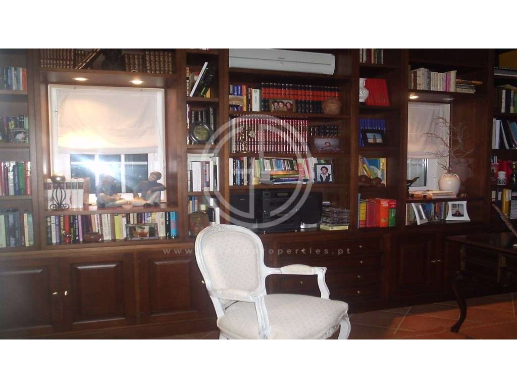 Moradia T4 com piscina localizada numa zona calma entre Loulé e Alm...-23