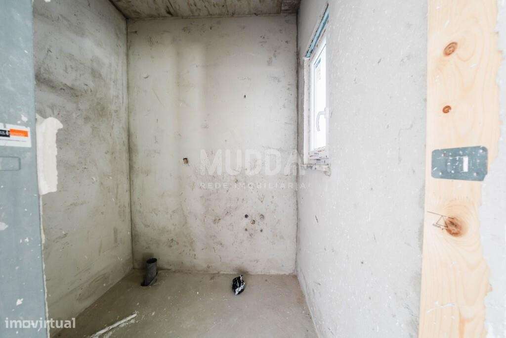 Moradia isolada de design contemporâneo nos Casais Mestre Mendo-13