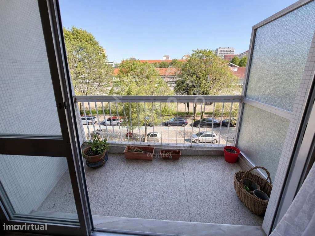 Apartamento T2 com Varanda e Garagem próximo ao Estádio do Boavista...-8