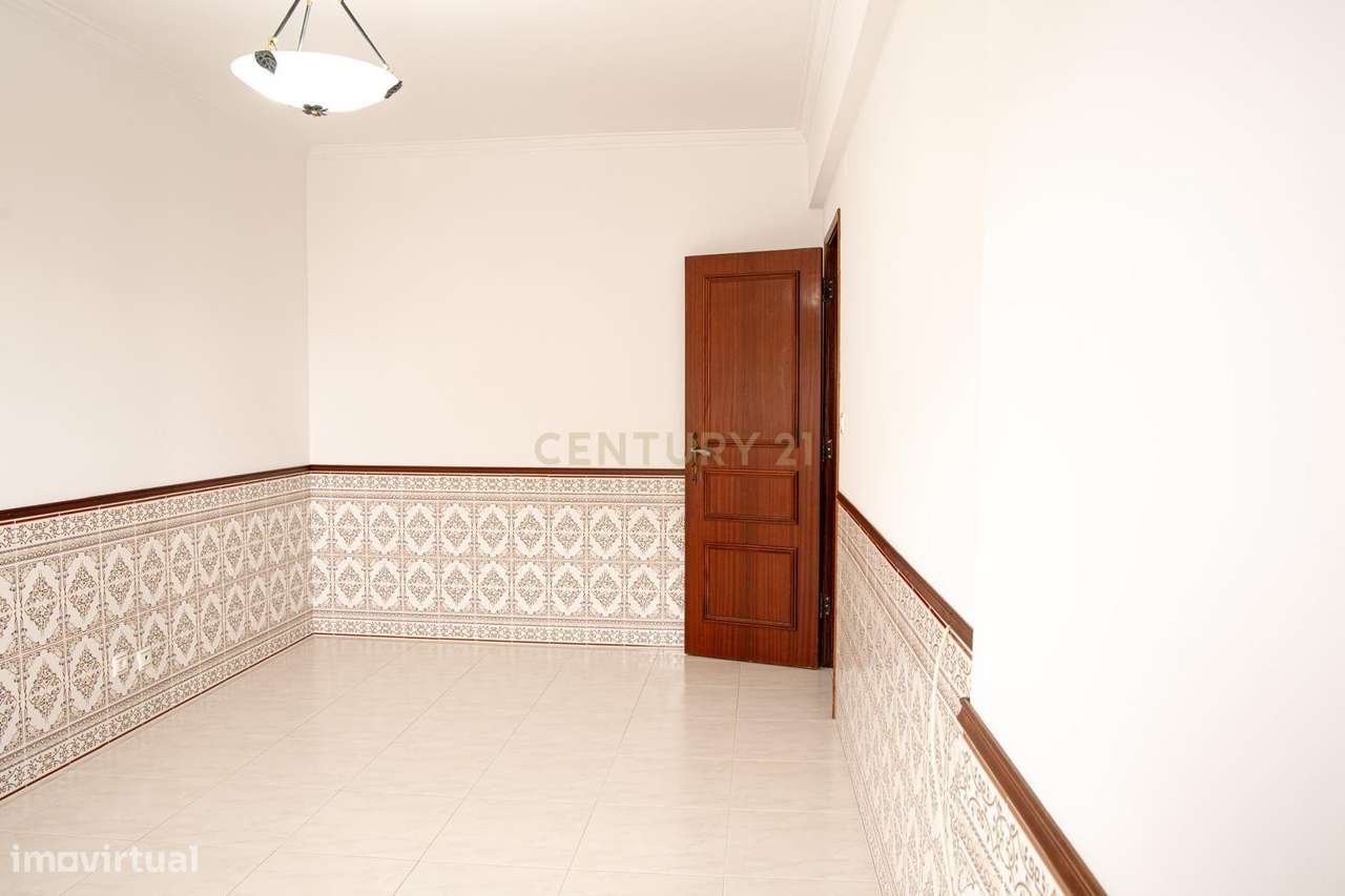 Apartamento T2 com Vista Panorâmica em Amora, Seixal-13