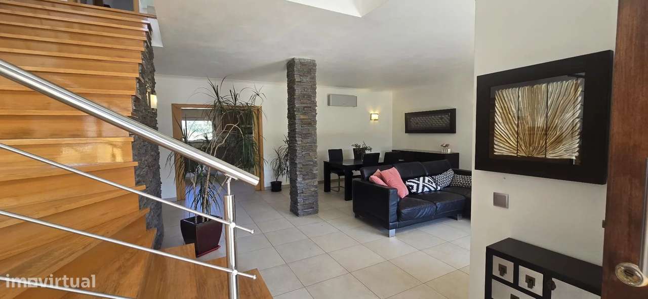 Moradia T5 com 4 Suítes, Piscina e Garagem em Zona Tranquila de Lagos - Grande imagem: 5/19