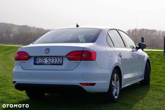 Volkswagen Jetta 1.6 TDI Comfortline - 6