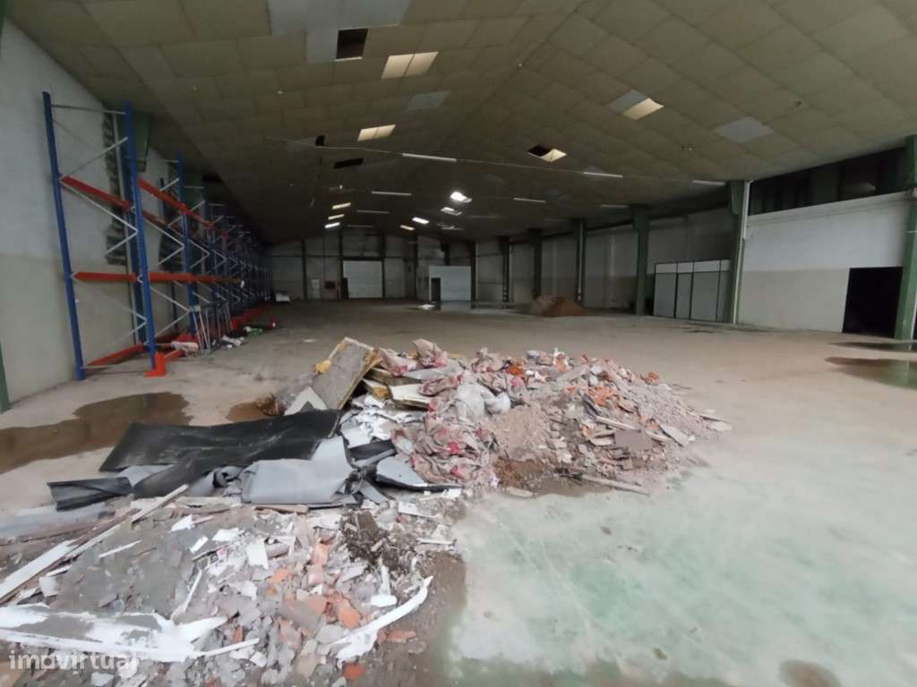 Armazém Industrial com poço - 1.180 m² - Grande imagem: 2/23