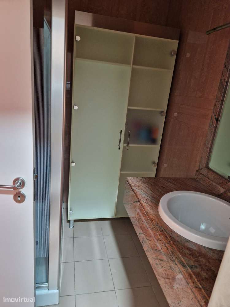 T3 Luxo (T3+T3 ligados/2 Fracções) com 3 Boxes Vistas - Almada Centro-18