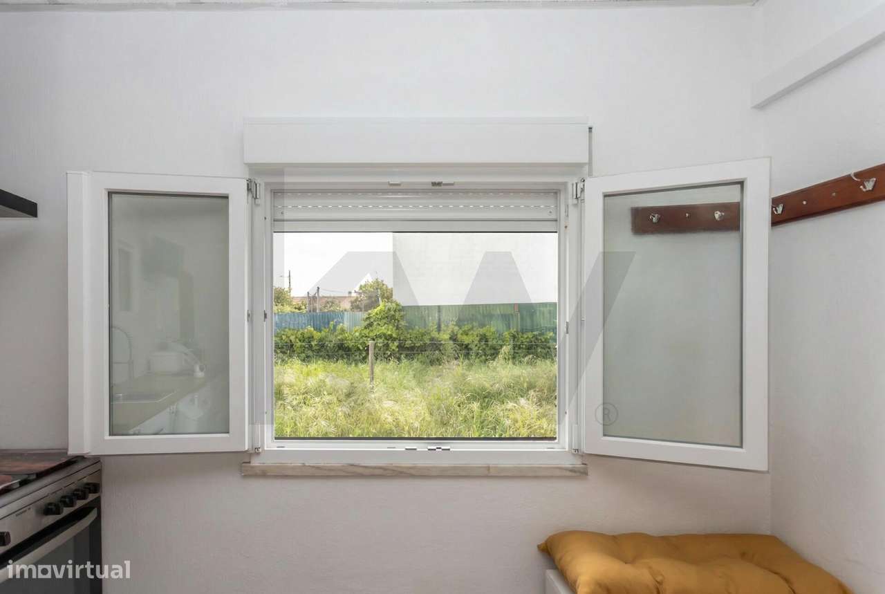 Moradia T2  com Garagem  e anexos inserida num lote de 1500 m2 de ter-15