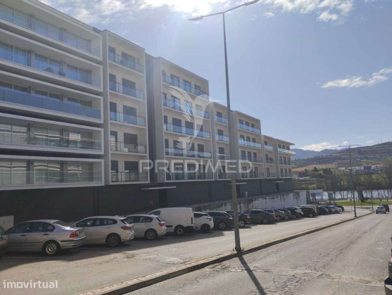 APARTAMENTO T3 SEMI-NOVO ( NUNCA FOI HABITADO ) COM VISTAS SOBRE A...