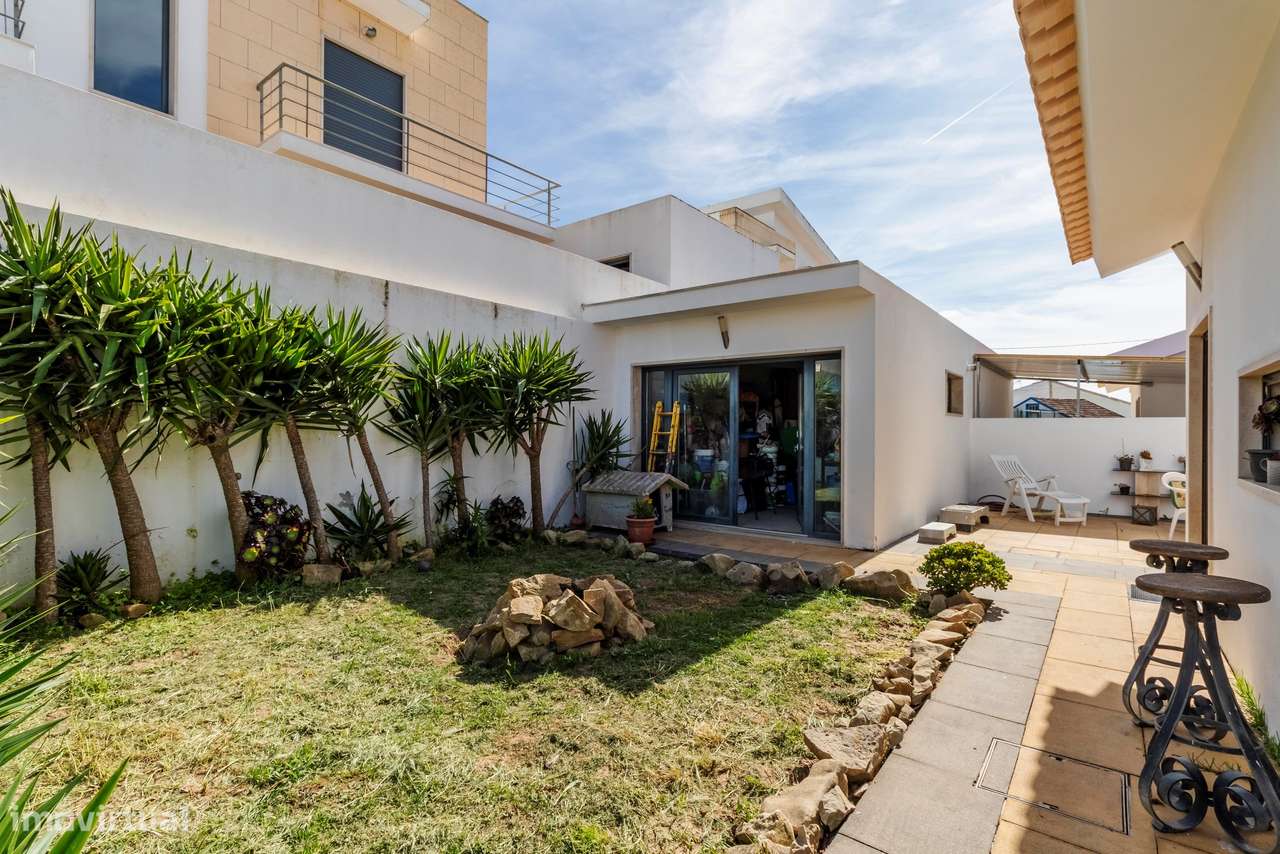 Moradia T4 c/ Estacionamento, Garagem e Diversos Espaços Exteriores em-53