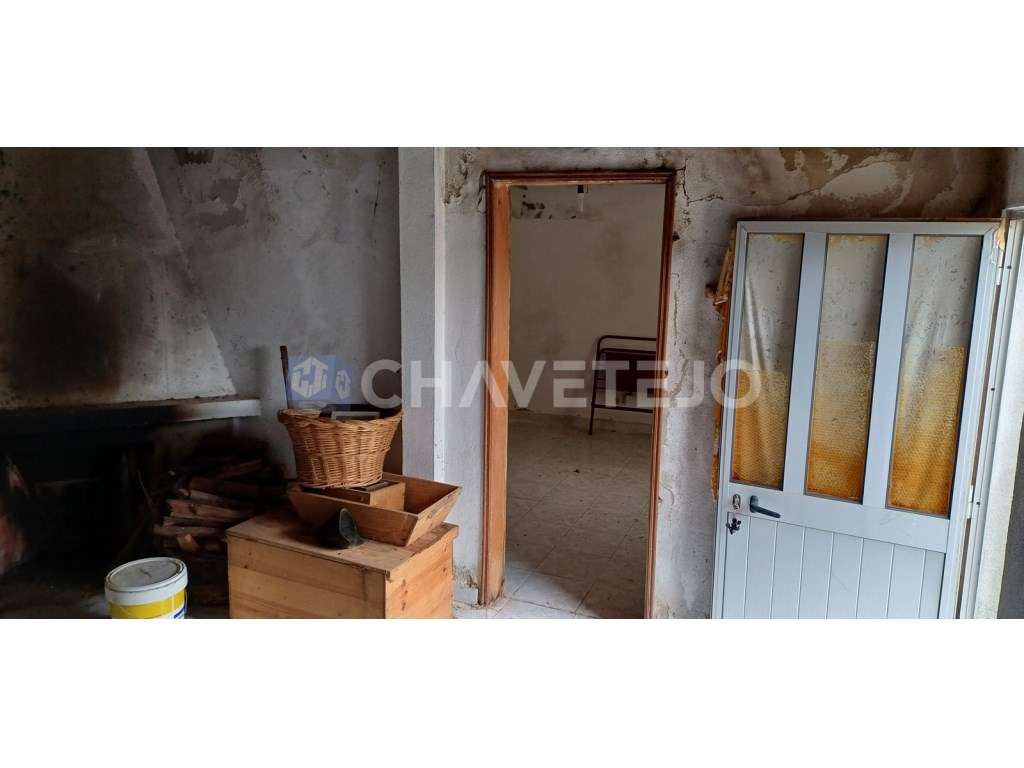Casa Antiga Com Arrecadação e Terreno Para Recuperar, Cernache do B...-14