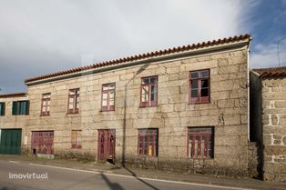 Casa antiga para recuperar com terreno de 5200 m2 em Rebordosa - Pared
