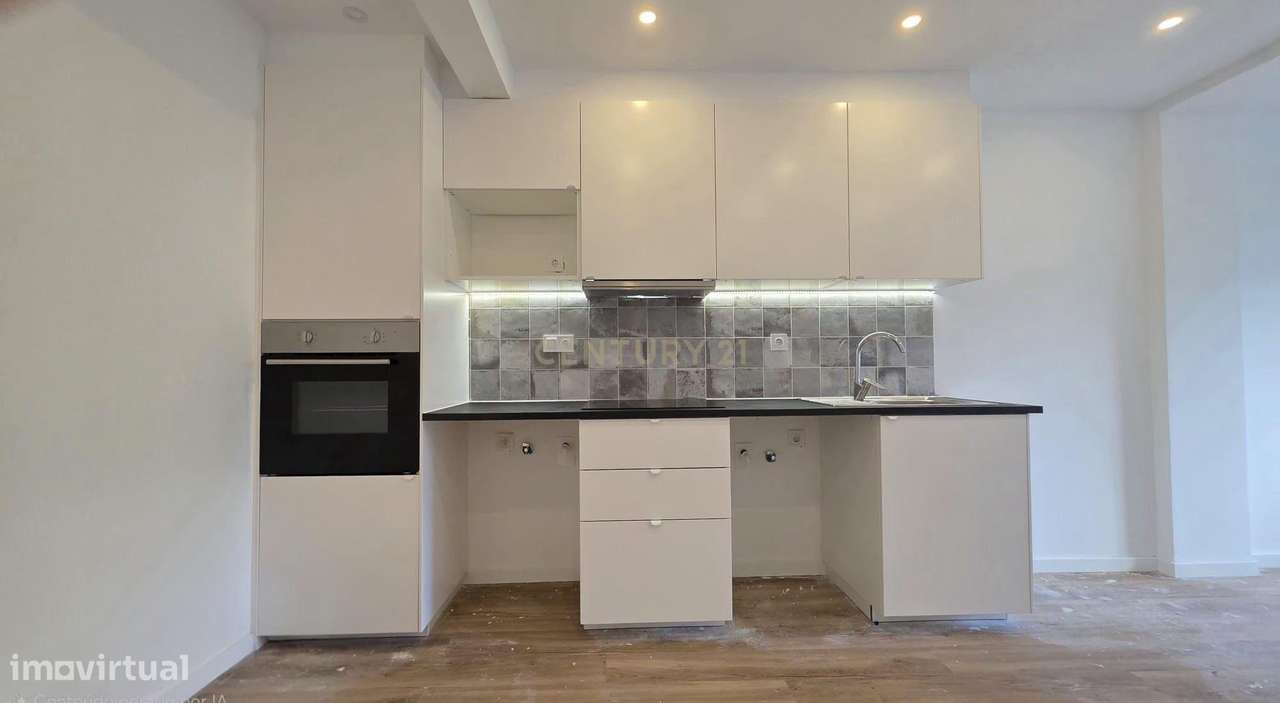 T2 Totalmente Remodelado com Terraço em Algueirão-Mem Martins-3