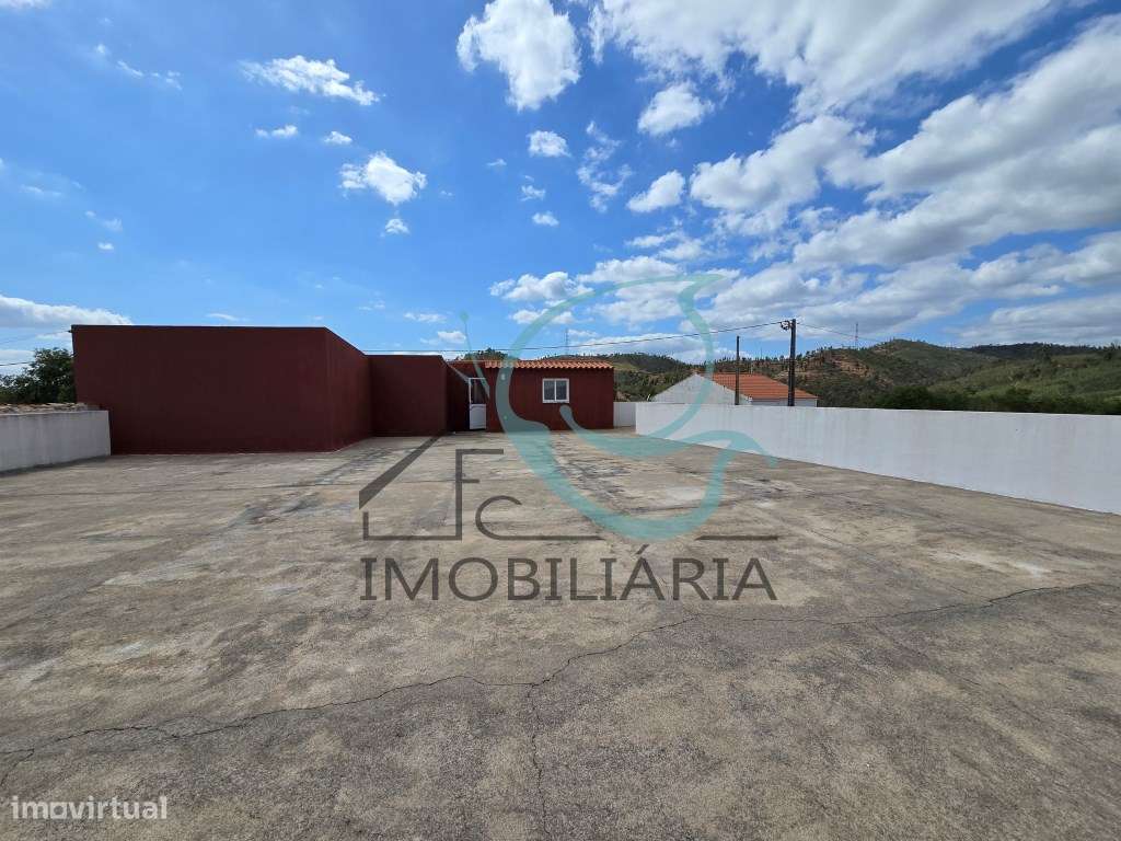 EXCLUSIVO - Excelente moradia de 2 pisos, com licença AL-42