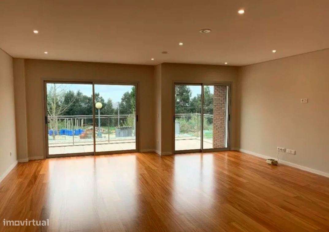 Moradias Novas 3 frentes com Jardim - Águas Santas - Exc. localização-15