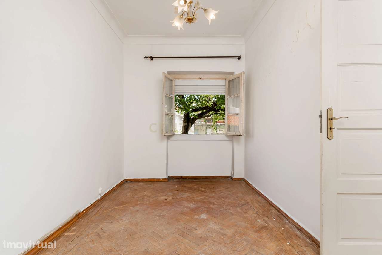 Espaçoso T2 com Jardim em Localização Central em Almada-10