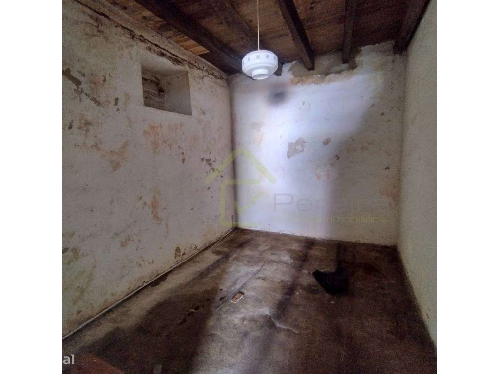 Moradia para renovação no centro de Monte Redondo-19
