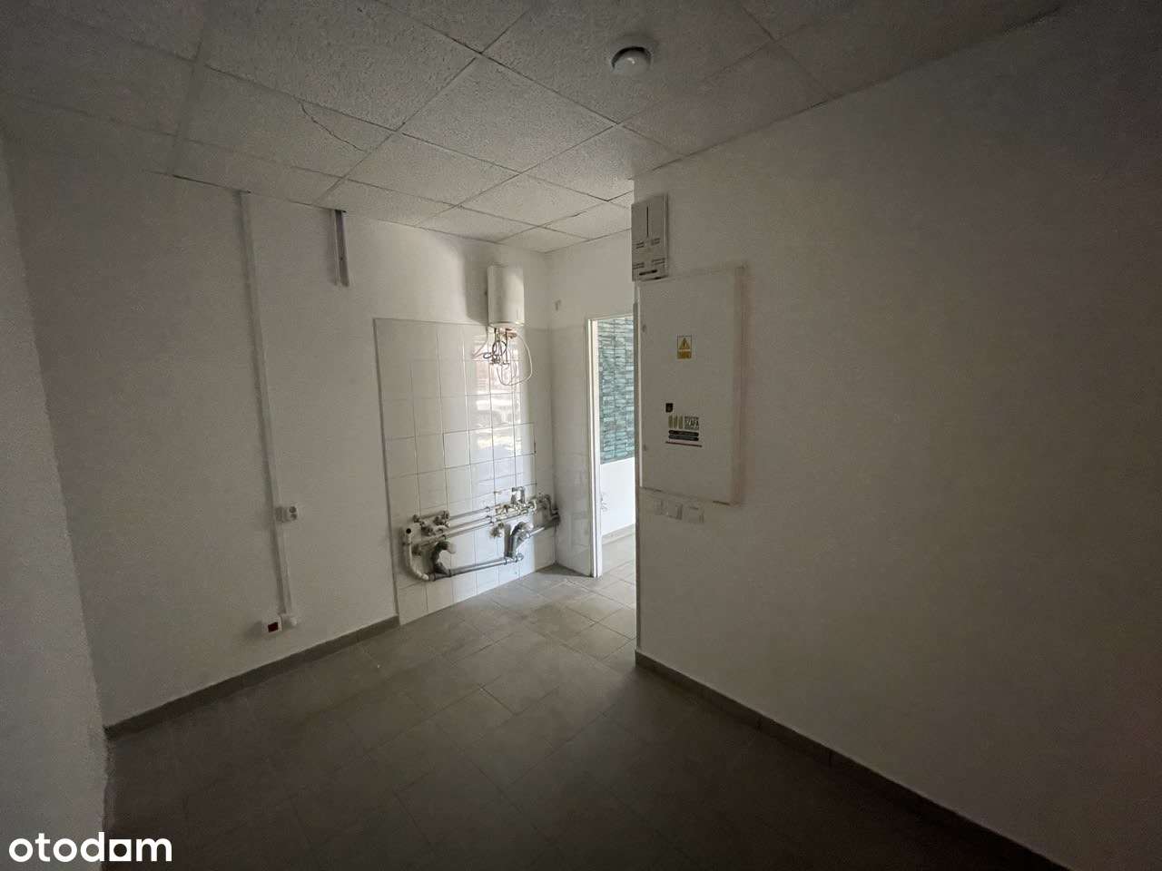 Lokal z witryną  od ulicy, osiedle Francuska Park - 75 m2 z halą garaż-3