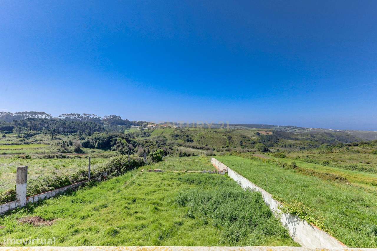 Moradia com Terreno Amplo e Vista Mar na Carvoeira-27