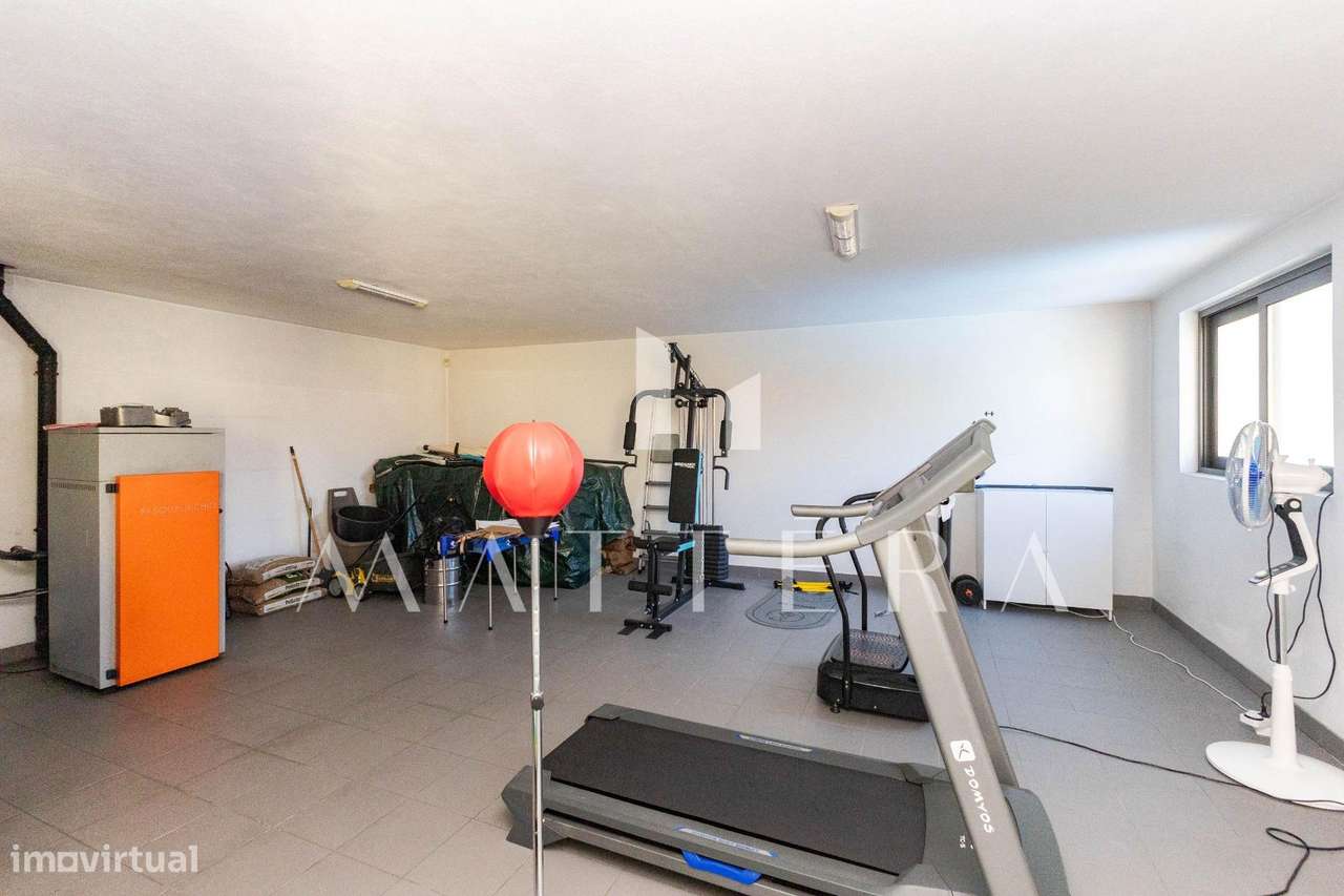 Moradia térrea T2+1 com jardim e garagem | Grijó-23