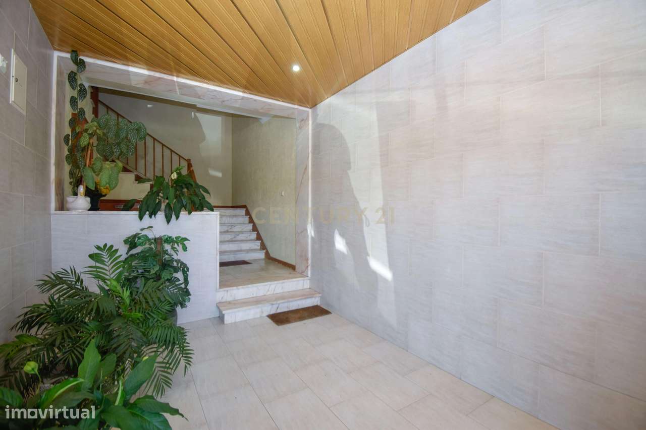 Apartamento T3, com 107 m² de área útil, estúdio musical com 40 m² e g-24