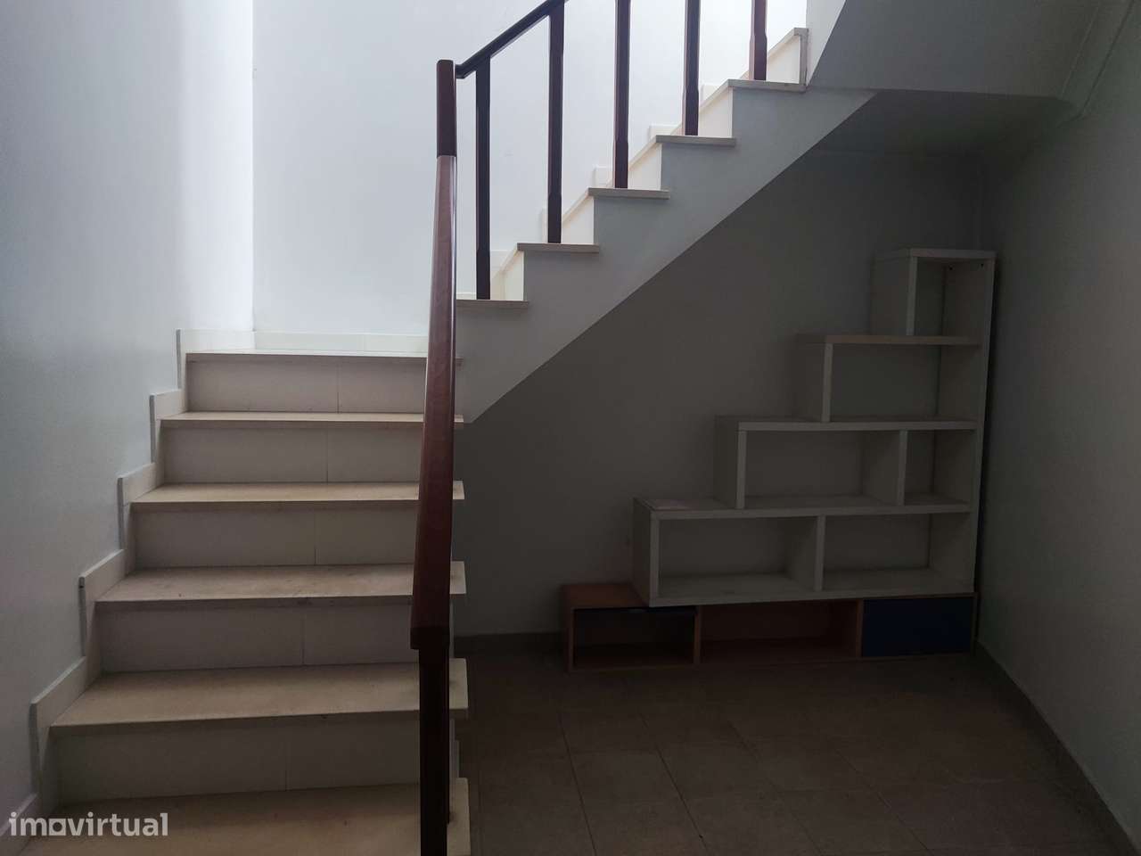 Moradia geminada (ponta), r/c e 1º andar, a 5min. do centro da cidade!-15