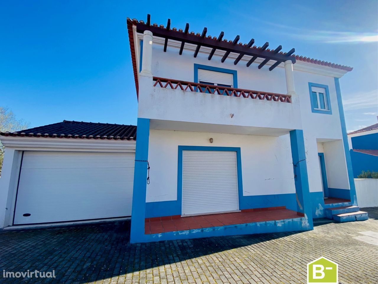 Moradia T3 com garagem, jardim e piscina comum - Caldas da Rainha