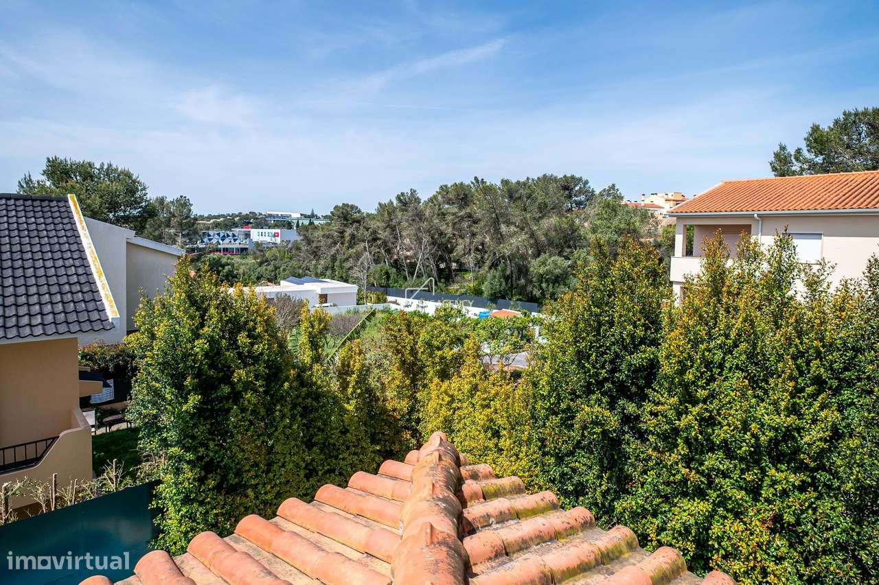 Moradia Independente no Estoril com 4 Quartos, Piscina e Garagem-27