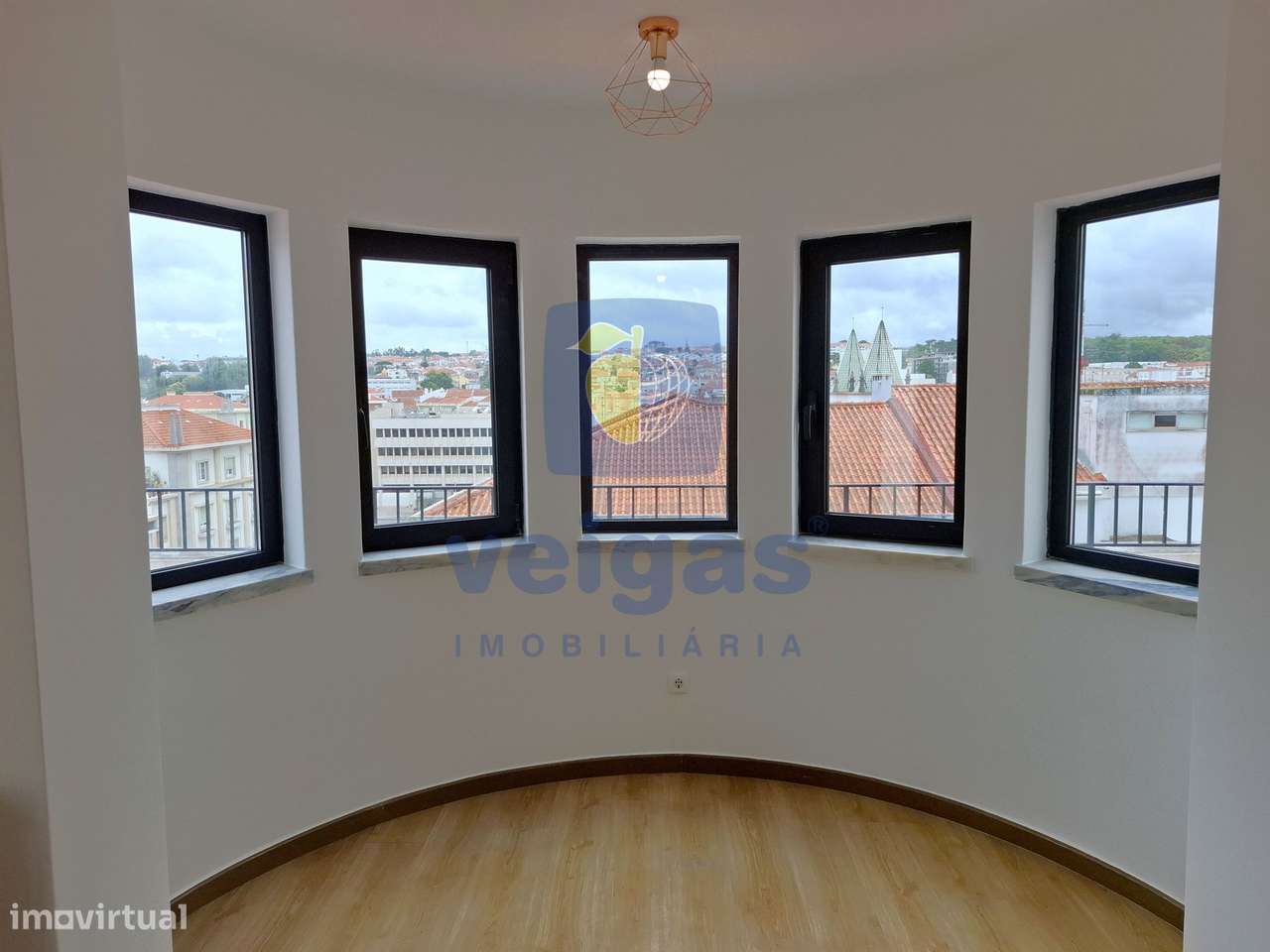Apartamento T3 remodelado com terraço panorâmico, garagem e elevador,-18