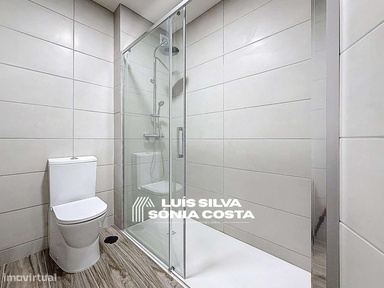 Apartamento T4 Totalmente Remodelado com 2 Varandas e Elevador –...-24