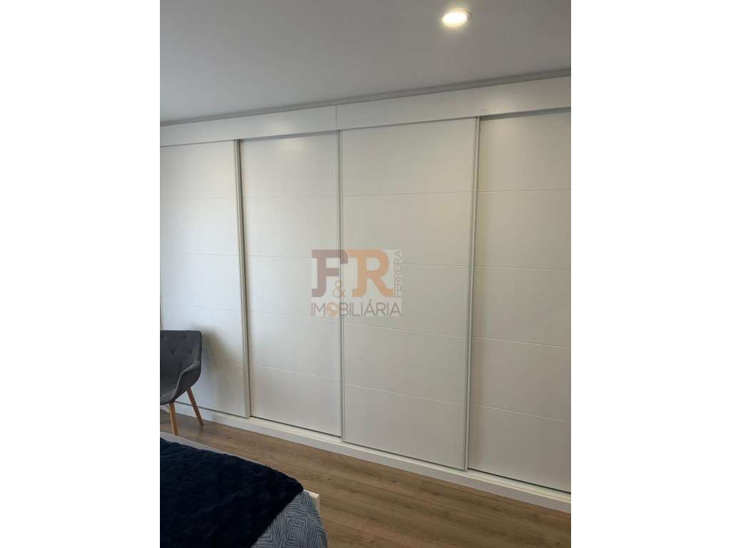 Semi-Nova Geminada Duplex T3 com Piscina Fernão Ferro-33