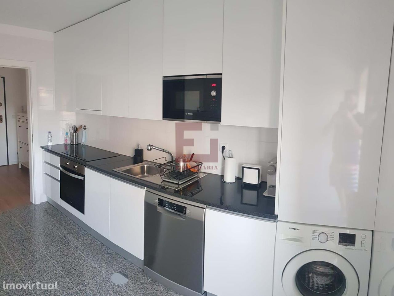 Apartamento T2 com 1 suíte, varanda e garagem, bem central na Maia - p