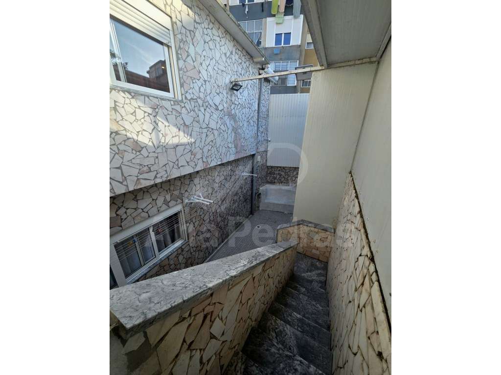 Moradia Bi-Familiar Totalmente Remodelada com Logradouro e Elevado ...-15