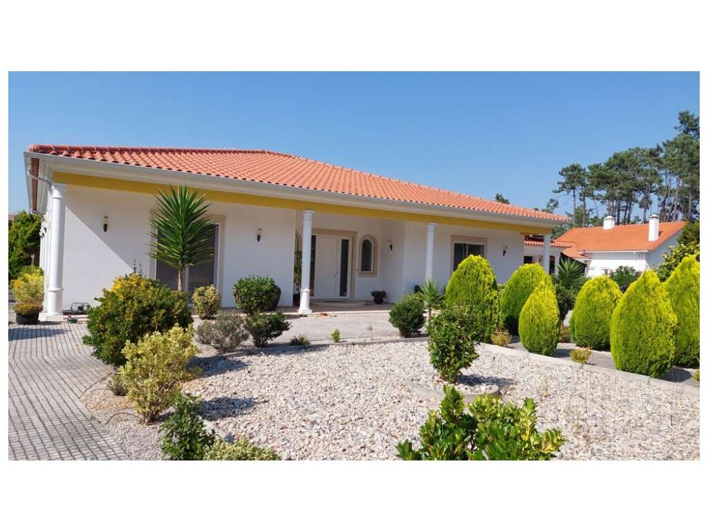 Moradia térrea, individual T4 com piscina e jacuzzi, zona Coimbrão-40