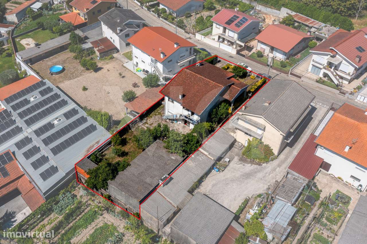 Moradia T3 com Jardim, Armazém e Terreno de 622 m² em Santo Tirso-34