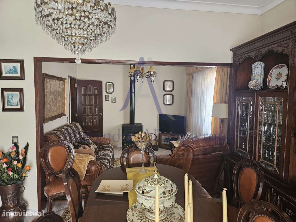 Moradia com anexo e espaço comercial.-10