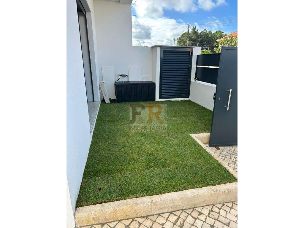 Semi-Nova Geminada Duplex T3 com Piscina Fernão Ferro - Grande imagem: 5/60