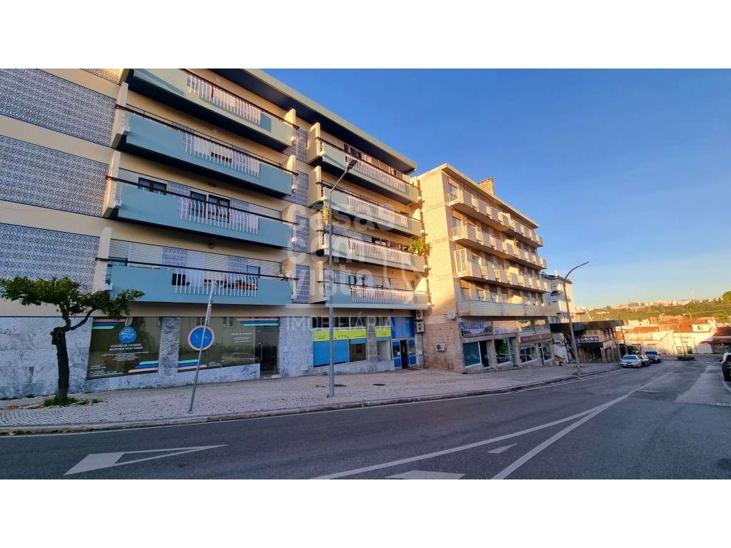 Apartmento T3+1 encontra-se situado numa das zonas mais nobres e ce...-8