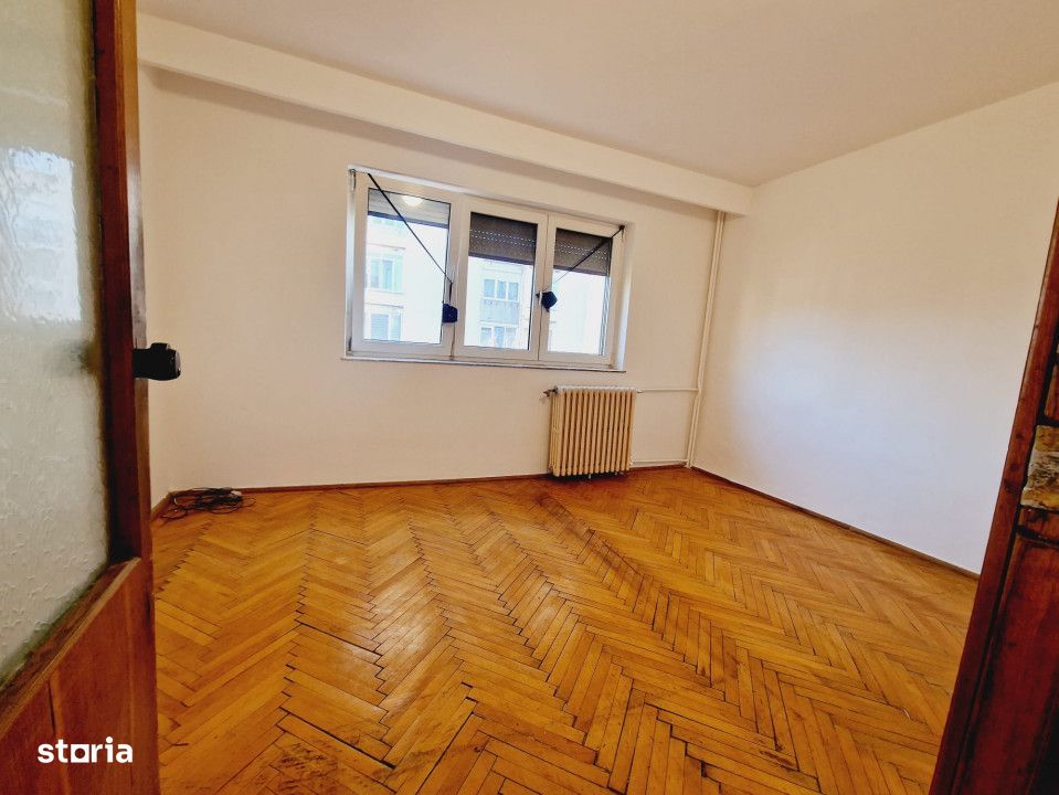 De vanzare, apartament cu 4 camere, Bl. Dacia Oradea