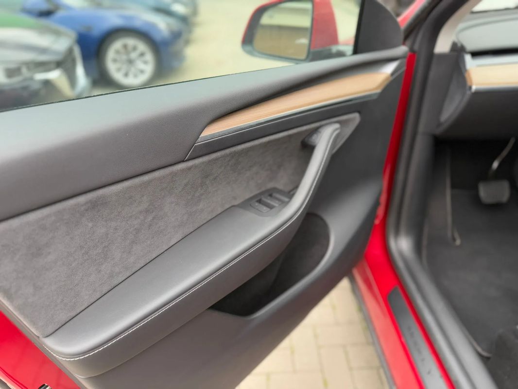 Tesla Model Y Long Range Dual Motor AWD - 29