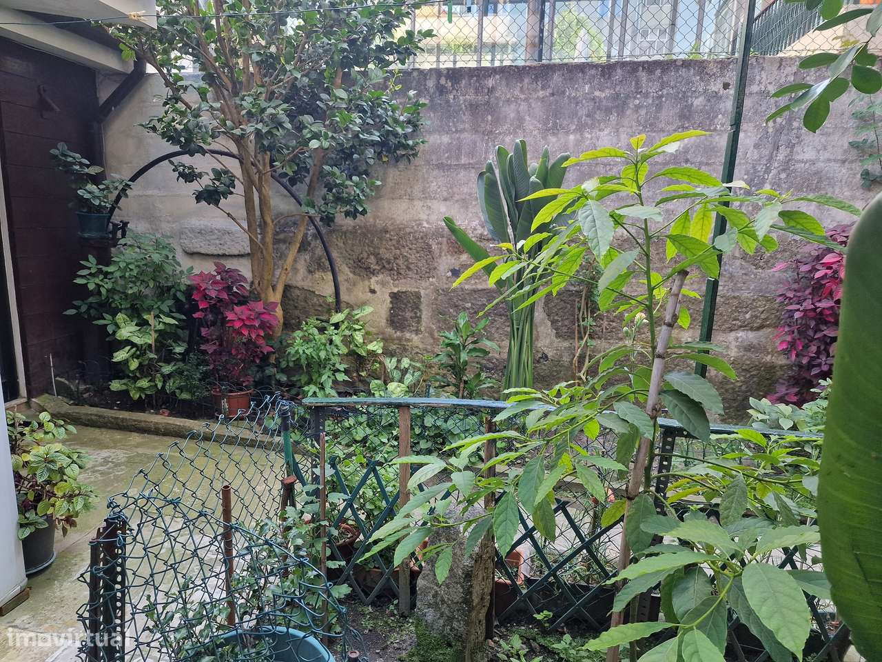 Excelente imóvel c/ terraço, jardim + anexo c/ 2 divisões - Metro Rubi-27