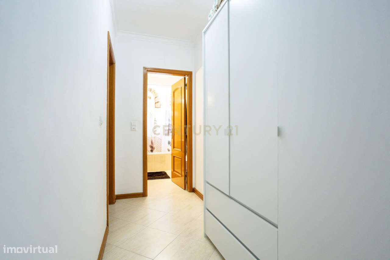 T2 com 2 casas de banho e ampla varanda-17